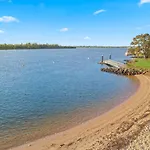 Riverside Breeze - Luxury Family Retreat With Pool