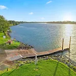 Riverside Breeze - Luxury Family Retreat With Pool