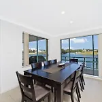 Dolphins 2 7 Commodore Crescent