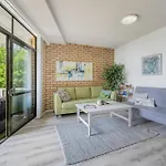 Flynns Beach Apartments 5 41 Pacific Drive