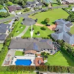 Elkhorn Grove - Family Home With Pool, Air Con, Pet Friendly