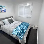Sunnyside Retreat - Holiday Home - Walk To Nobbys Or Flynns Beach , Enjoy The Sound Of Waves And Birds