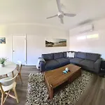 Sunnyside Retreat - Holiday Home - Walk To Nobbys Or Flynns Beach , Enjoy The Sound Of Waves And Birds
