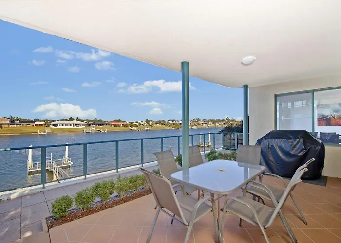 Dolphins 2 7 Commodore Crescent
