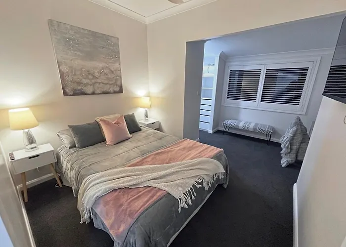 Sunnyside Retreat - Holiday Home - Walk To Nobbys Or Flynns Beach , Enjoy The Sound Of Waves And Birds