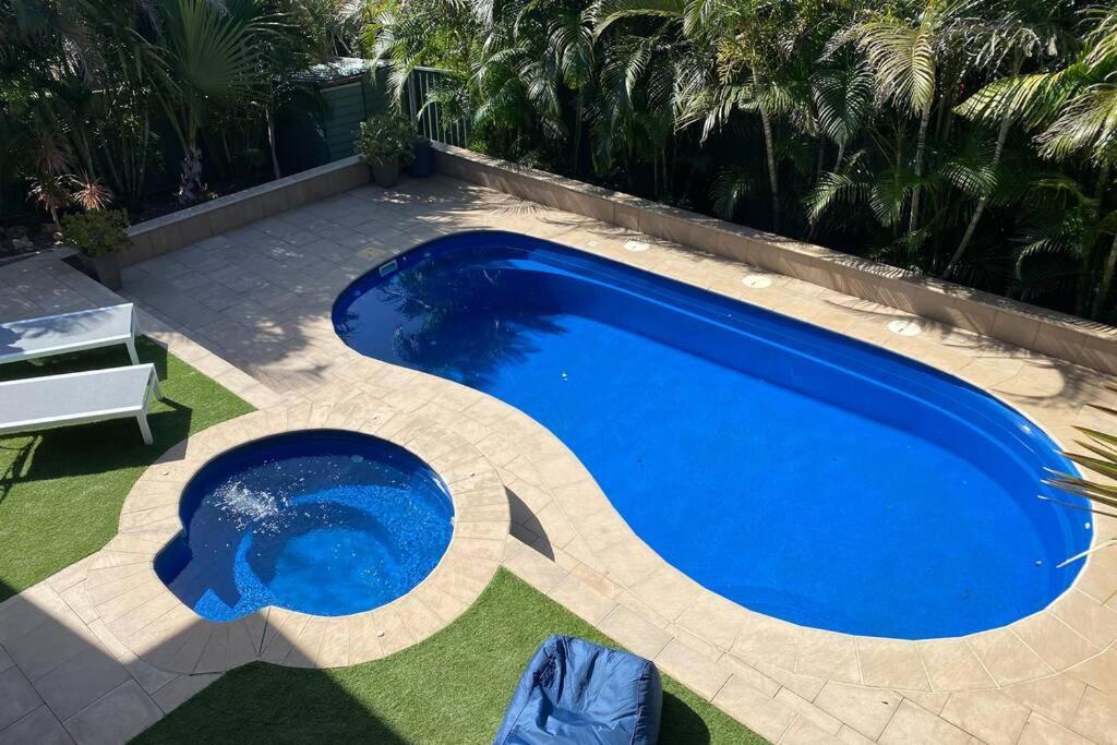 Harrys @ Shelly - Family With Pool