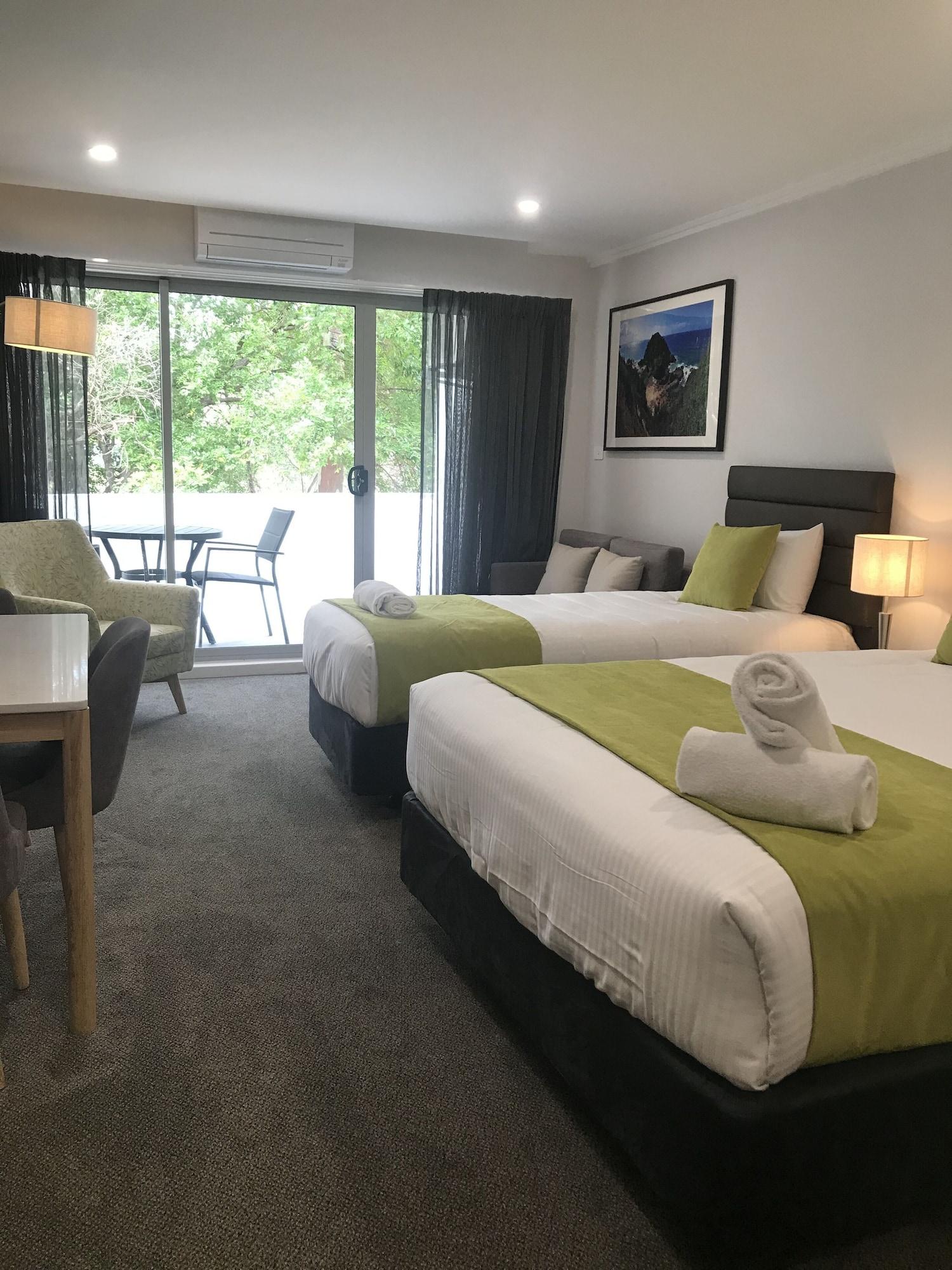 Palm Court Motor Motel 4*