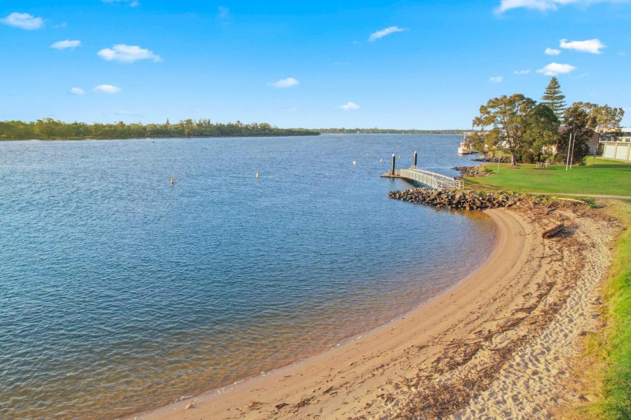 Riverside Breeze - Luxury Family Retreat With Pool Port Macquarie