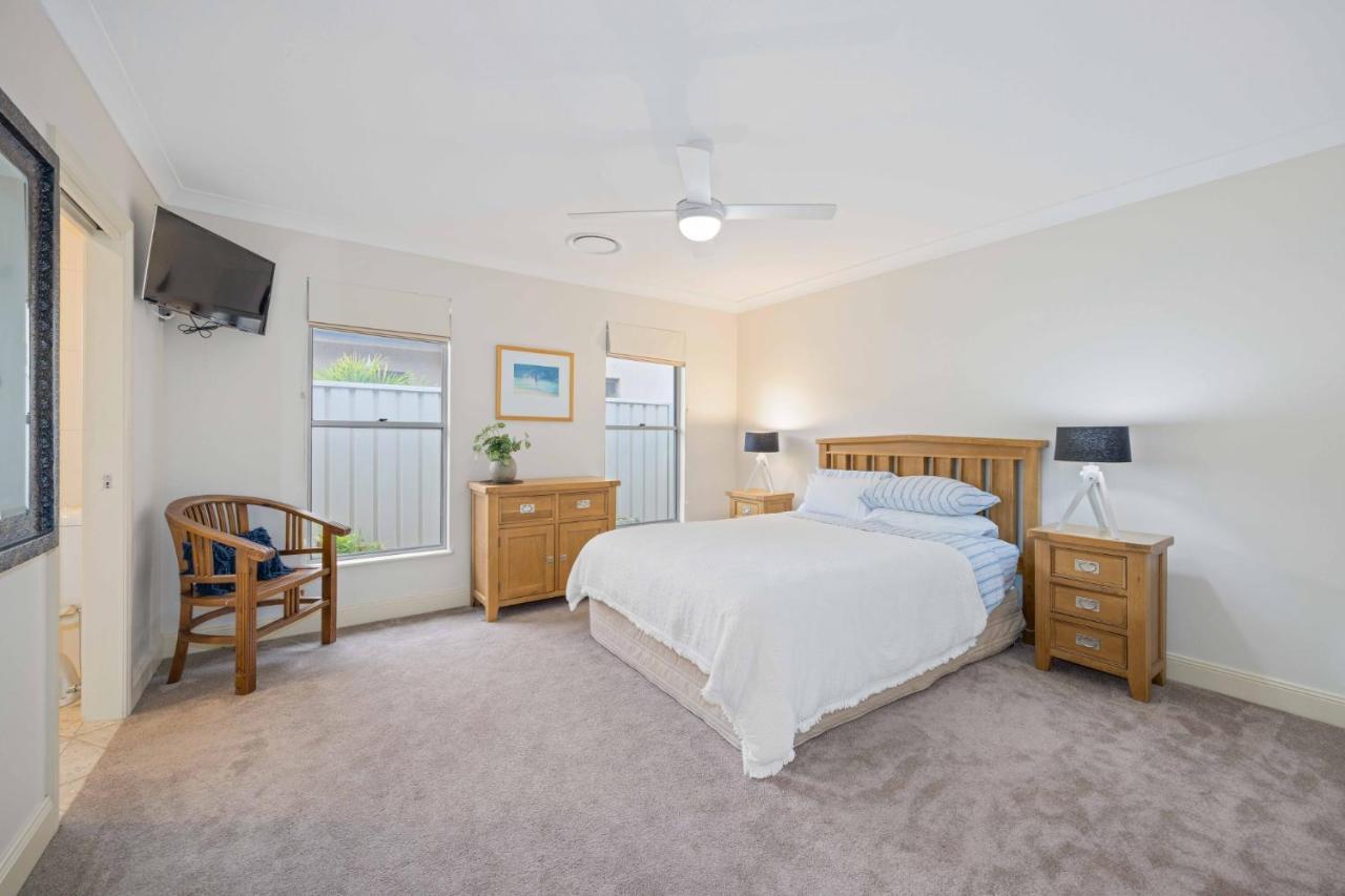 Riverside Breeze - Luxury Family Retreat With Pool Holiday home *