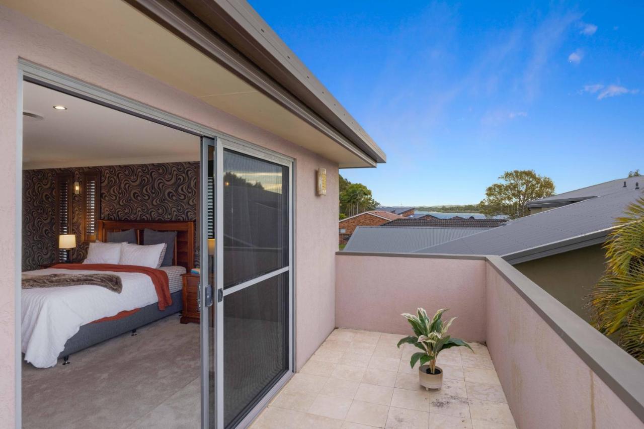 Riverside Breeze - Luxury Family Retreat With Pool Port Macquarie