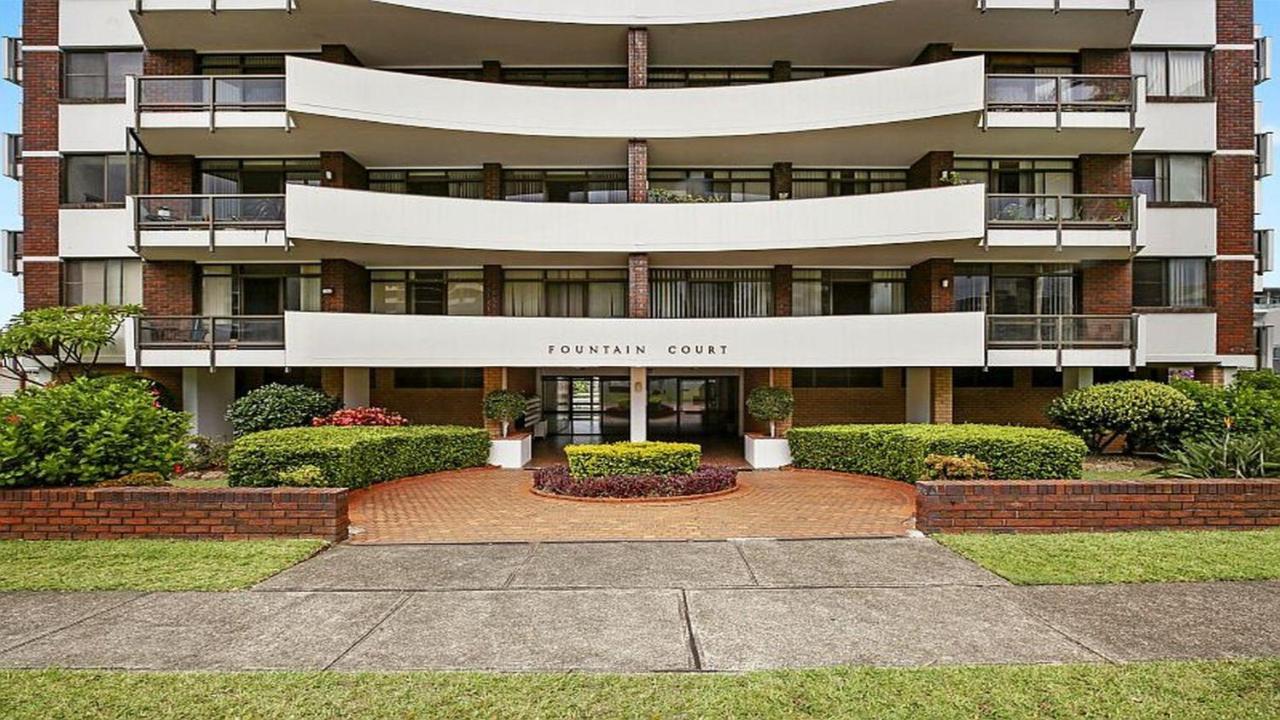 Fountain Court 20 Apartment *