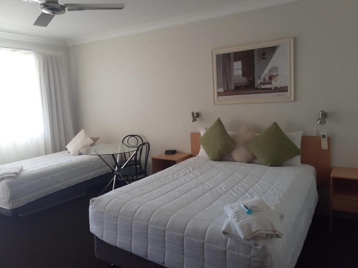 Aston Hill Motor Motel 4*