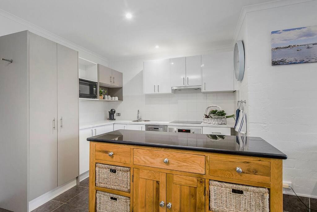 Apartment Portsea - 5, Modern, Common Pool, Flynns