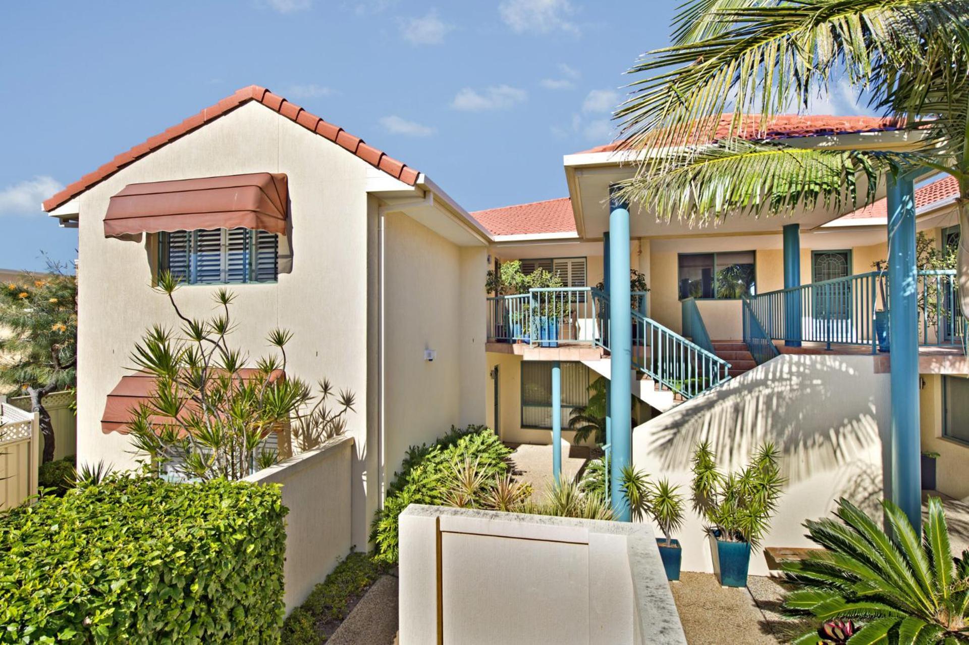 Dolphins 2 7 Commodore Crescent