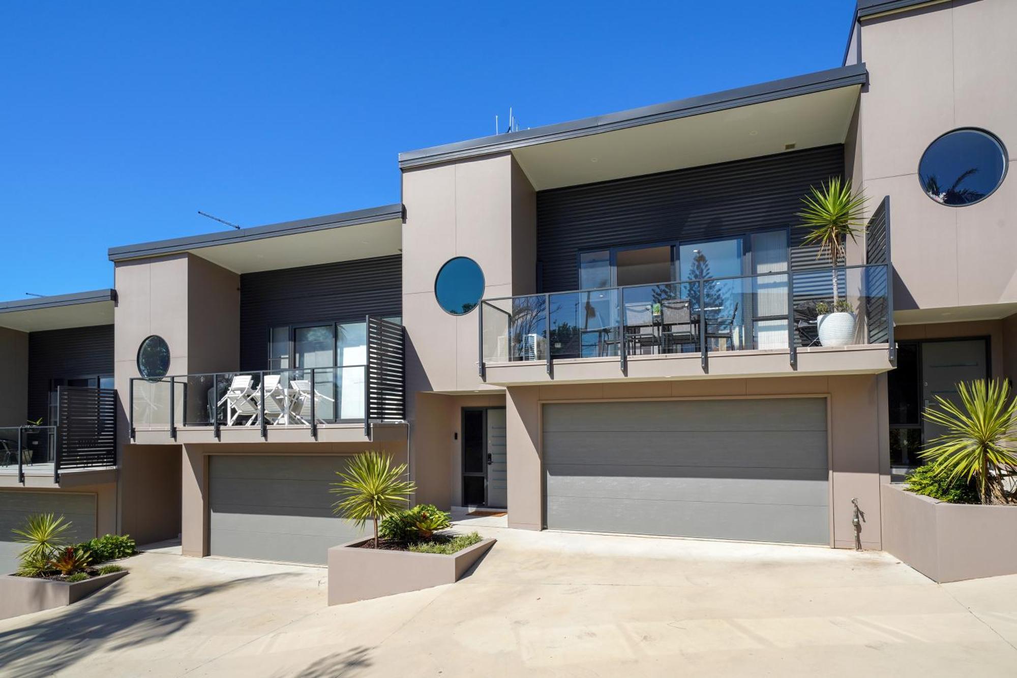Spacious 4br W/ Water Views *