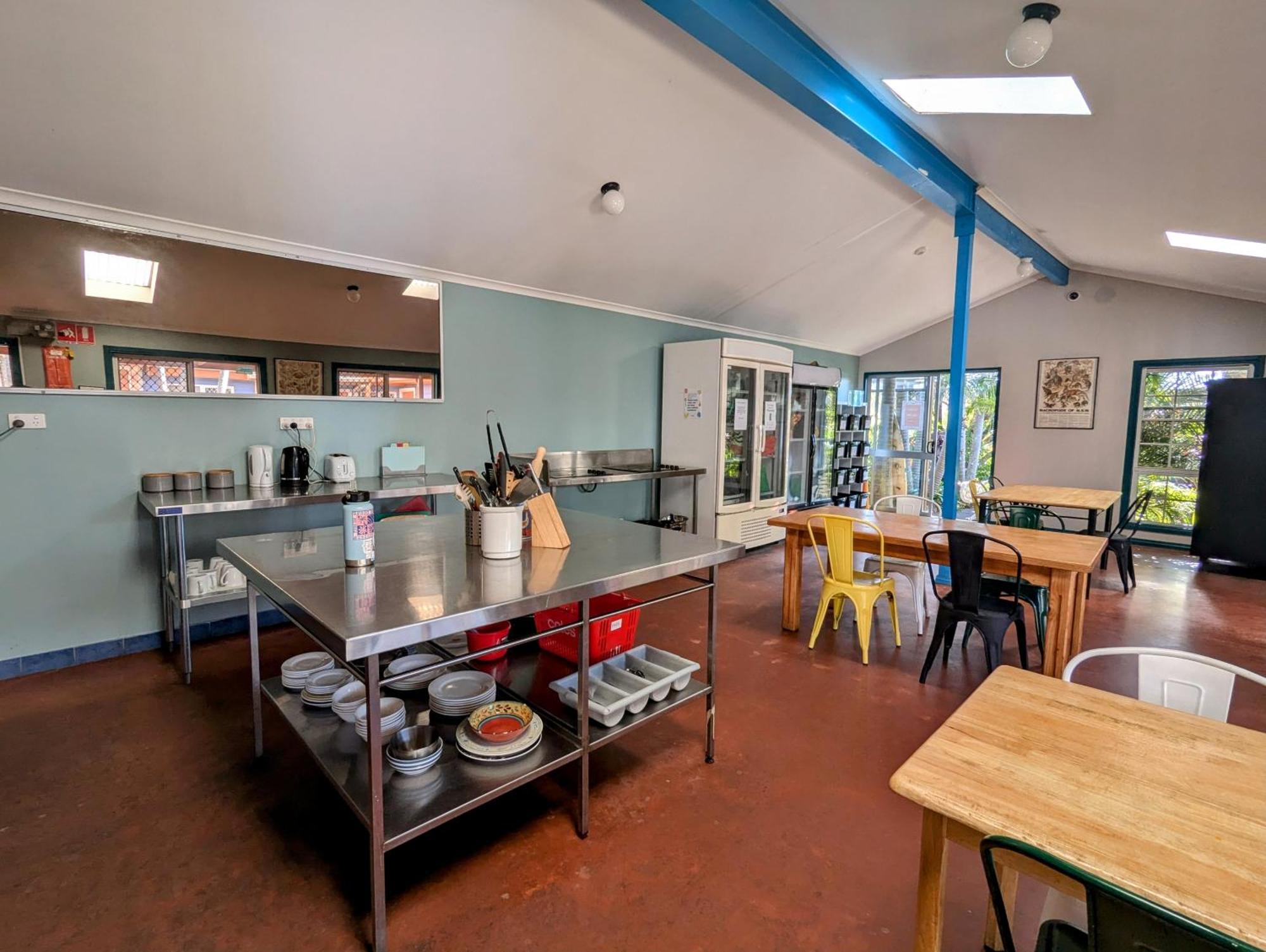 Ozzie Pozzie Backpackers - Yha