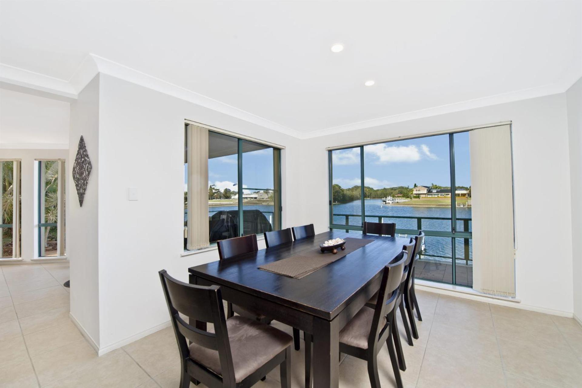 Dolphins 2 7 Commodore Crescent *