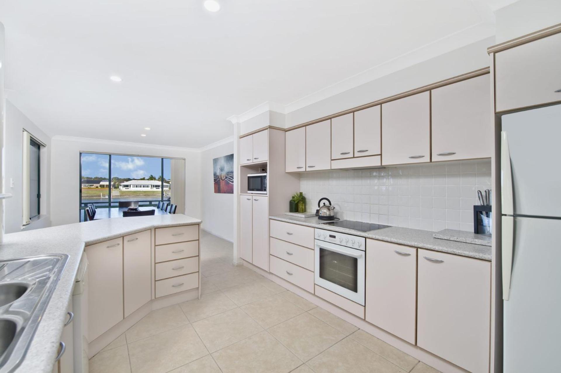 Dolphins 2 7 Commodore Crescent *