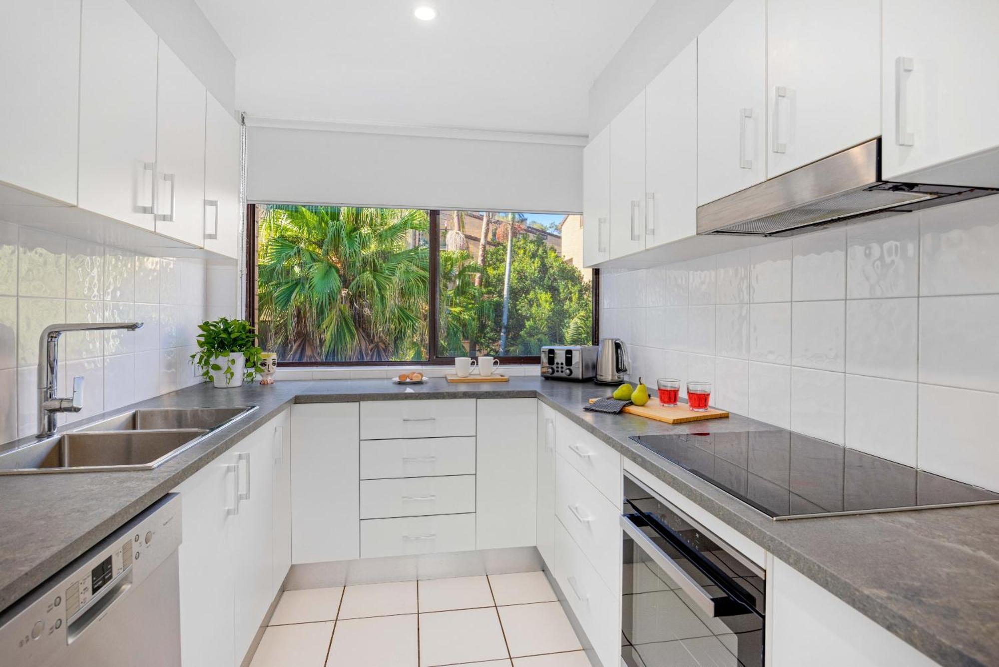 6 58 Pacific Drive - Beachfront Modern Apartment *