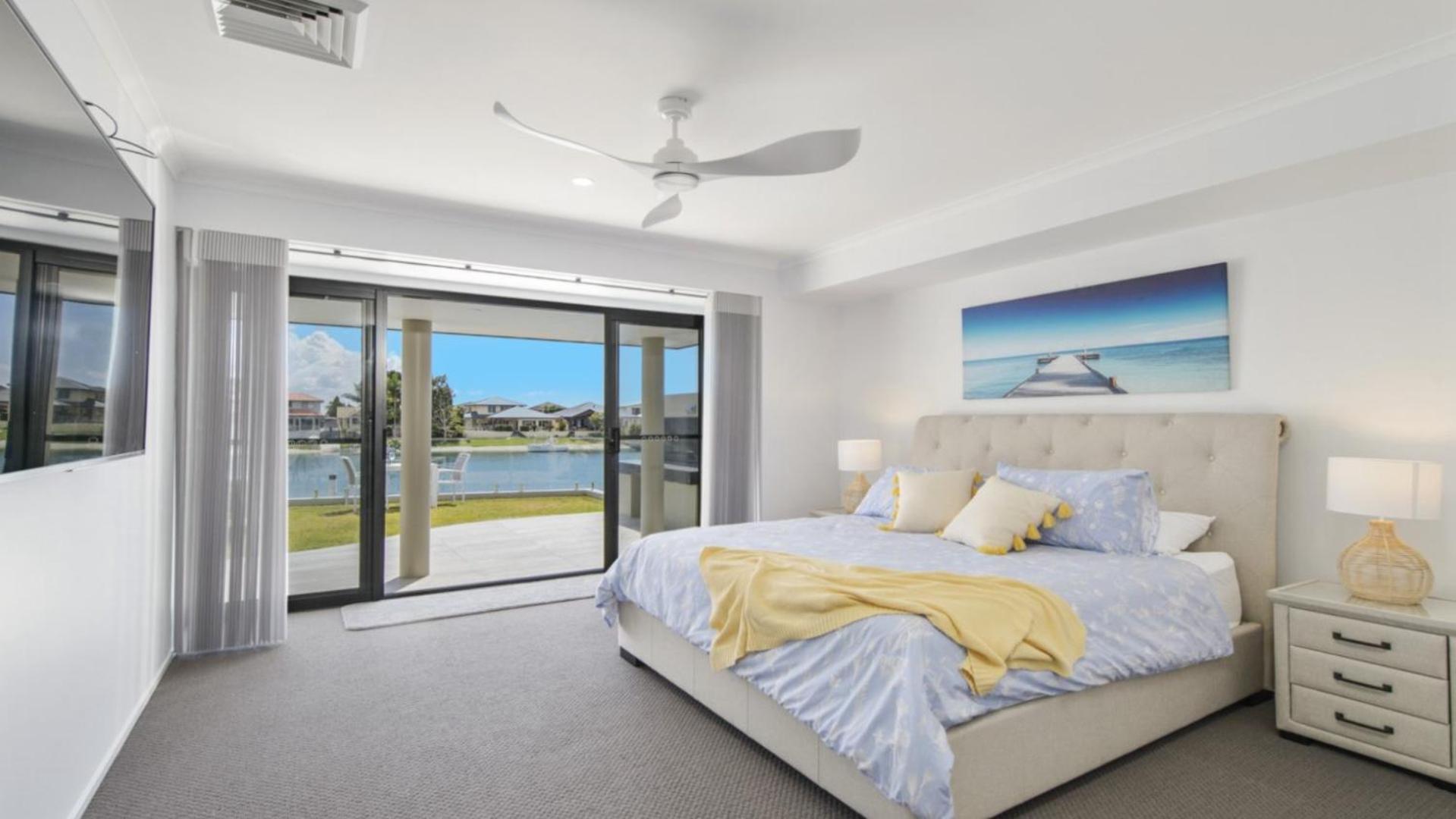 Floating On The Canals - 80 Commodore Cres Holiday home