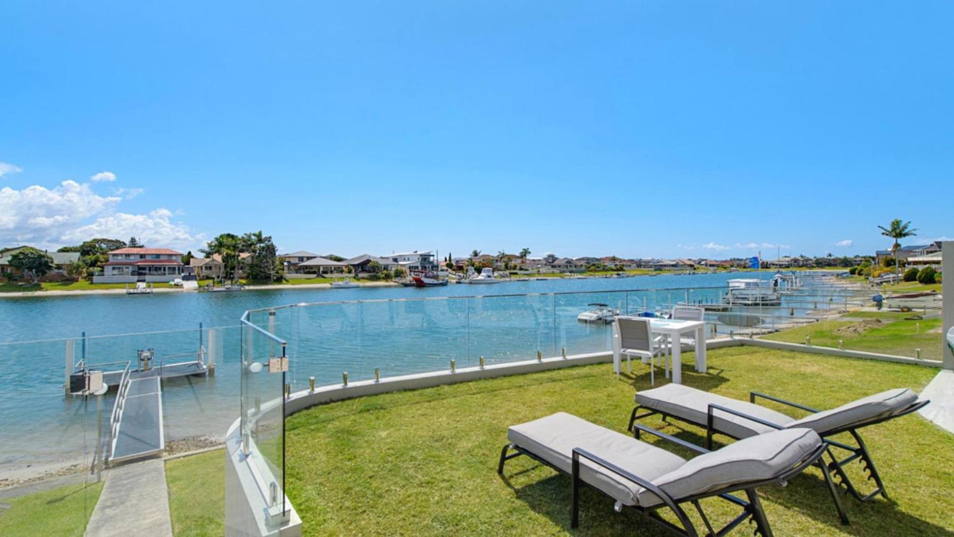 Holiday home Floating On The Canals - 80 Commodore Cres