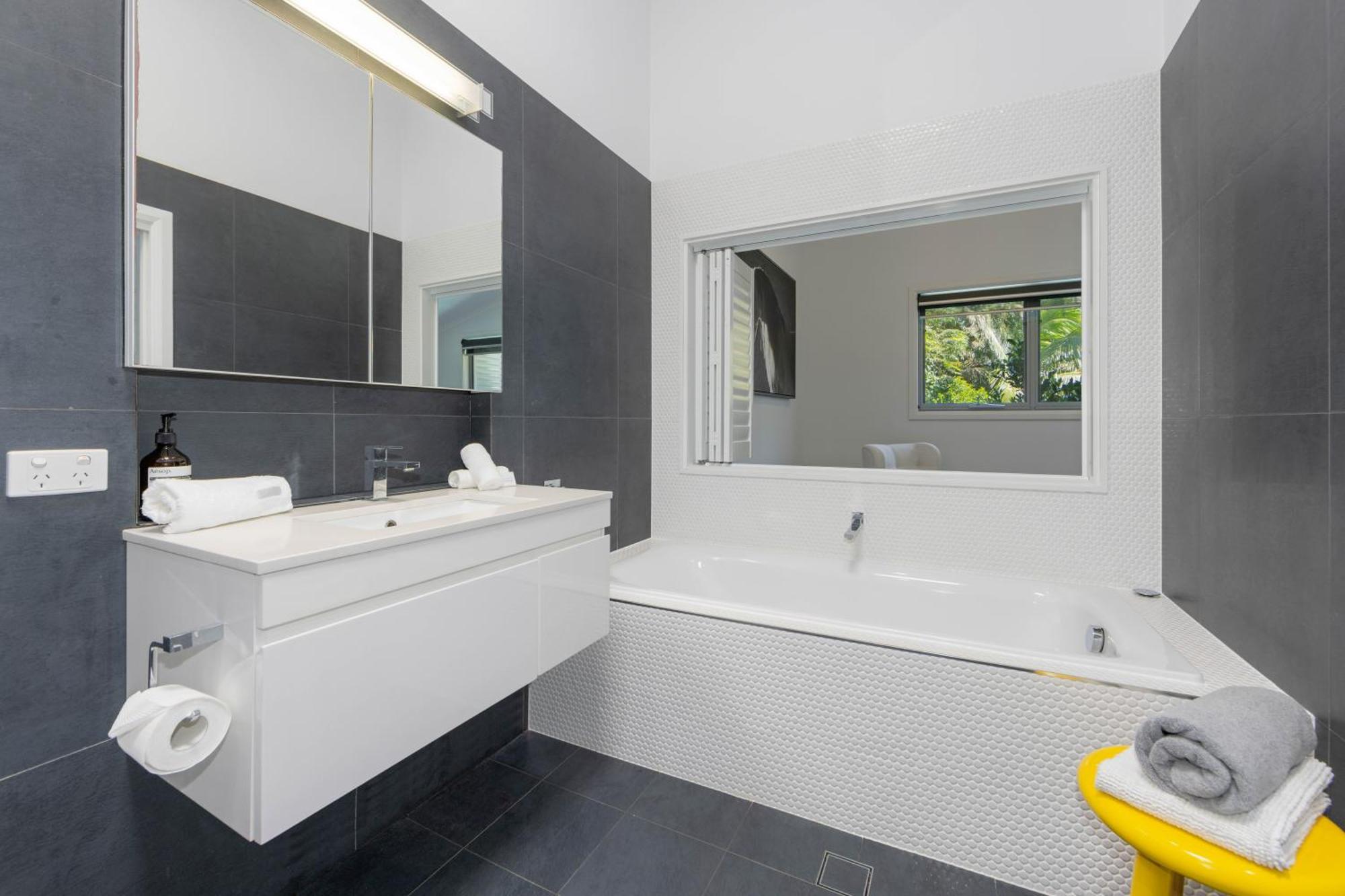Laze At Lighthouse - Family Home With Pool, Heated Pool Oct To Mar *