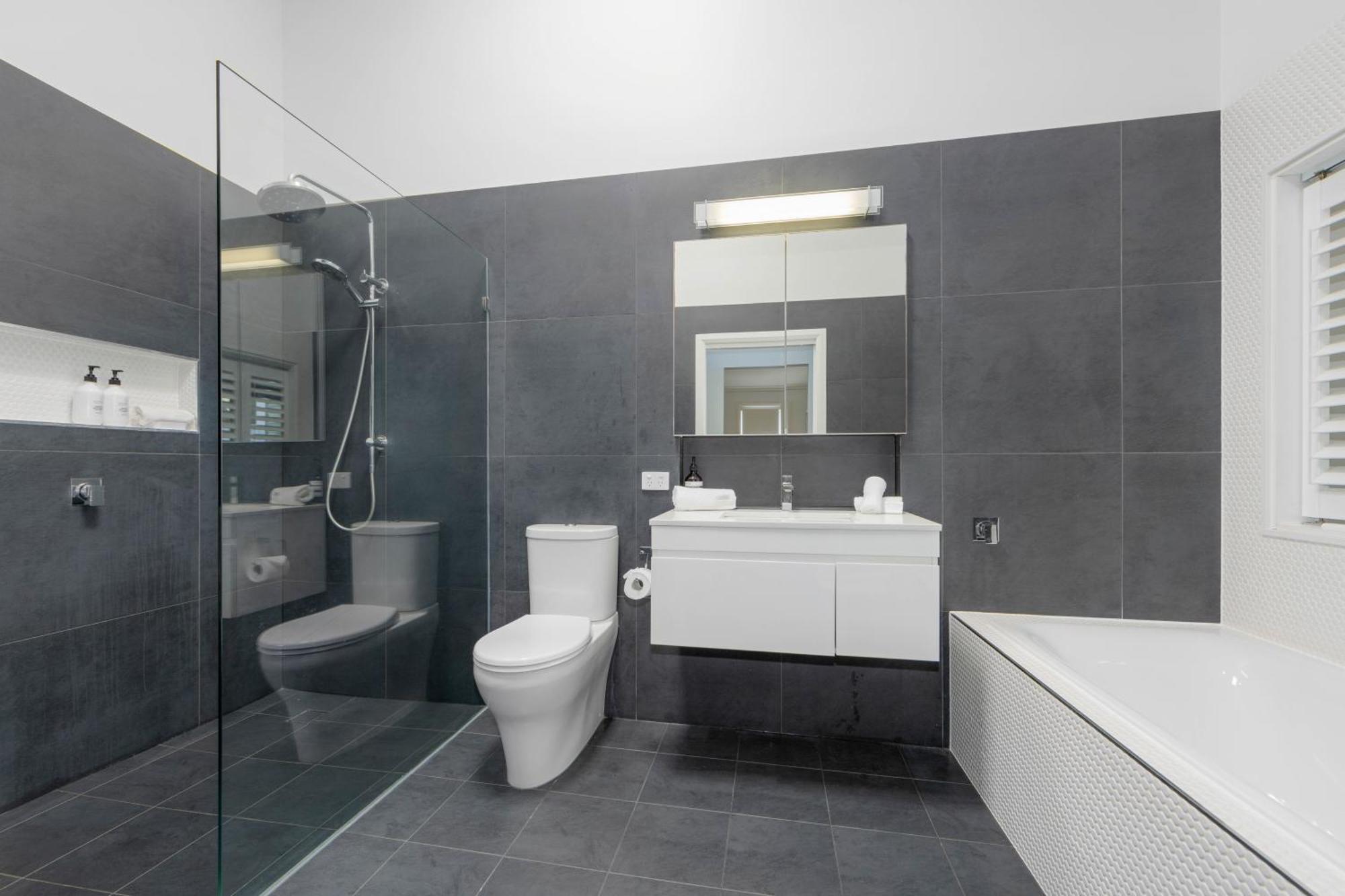 Laze At Lighthouse - Family Home With Pool, Heated Pool Oct To Mar Holiday home
