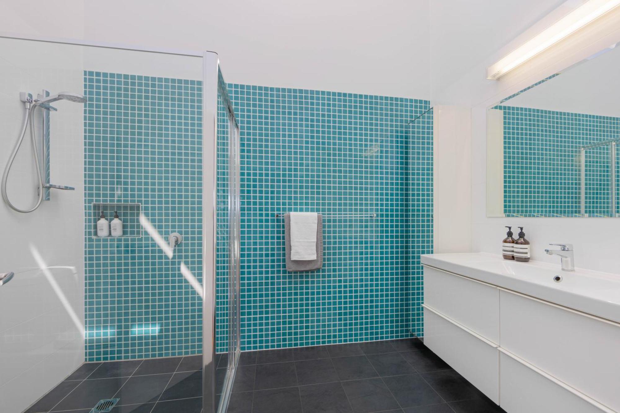 Laze At Lighthouse - Family Home With Pool, Heated Pool Oct To Mar Holiday home