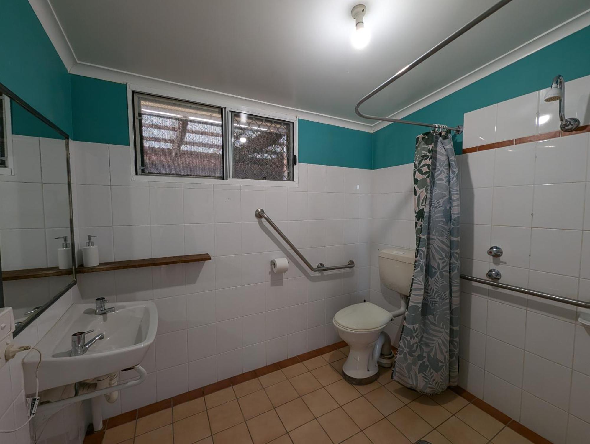 Ozzie Pozzie Backpackers - Yha *