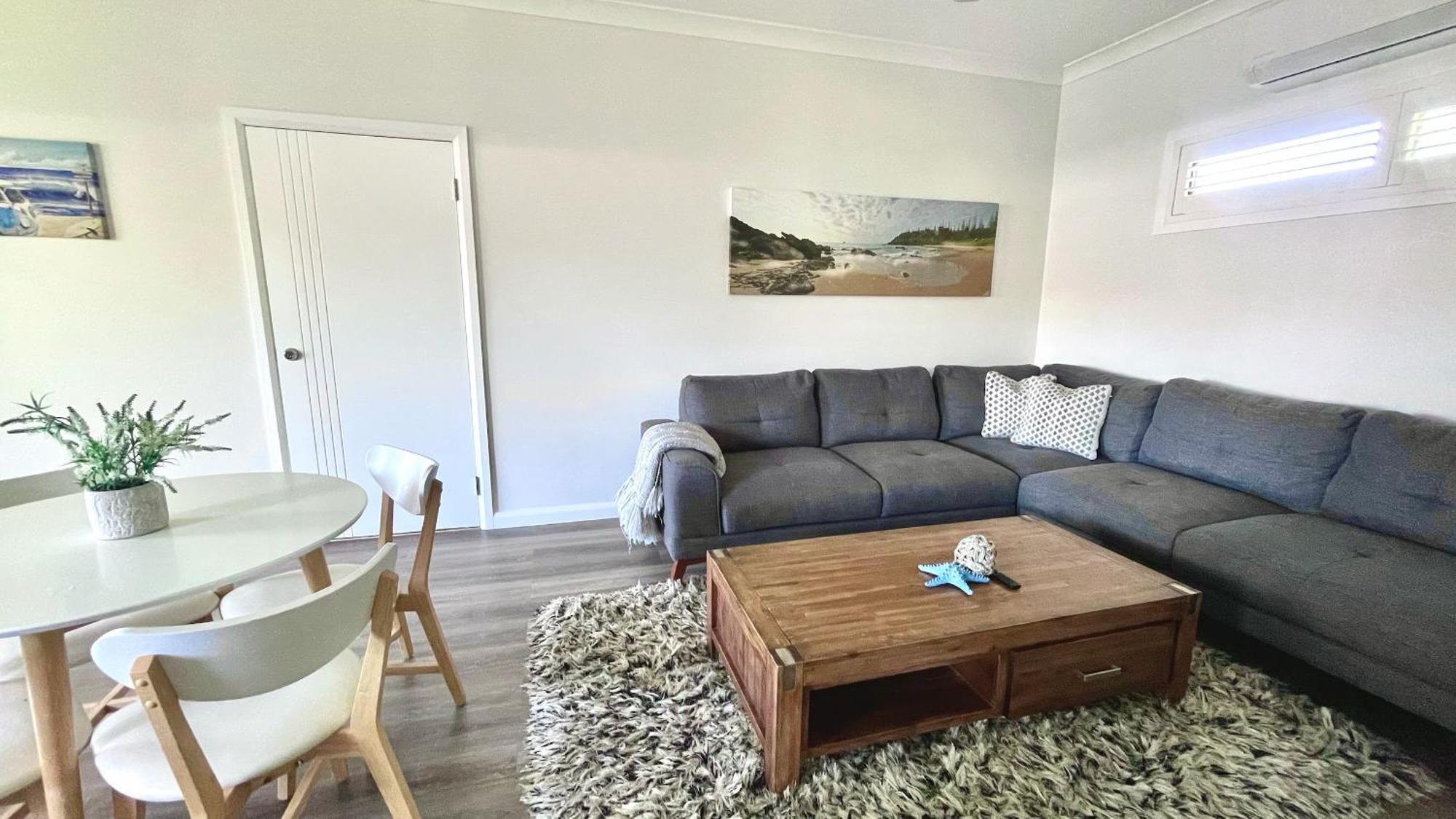 Holiday home Sunnyside Retreat: Beachside Haven With Ocean Sounds