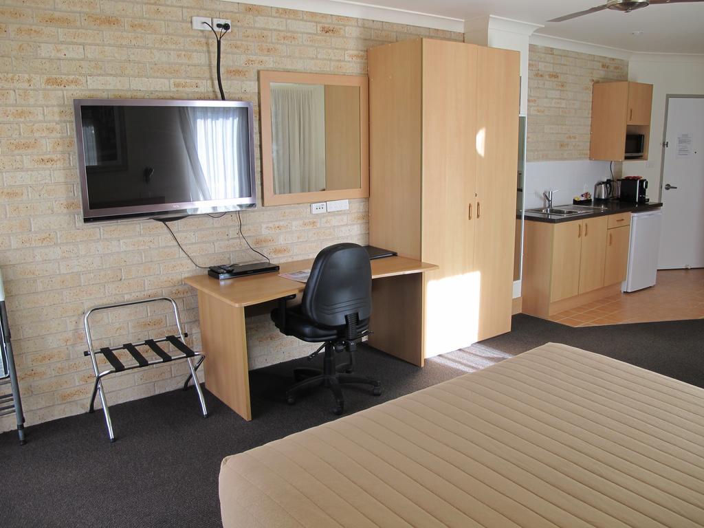 Aston Hill Motor Motel 4*