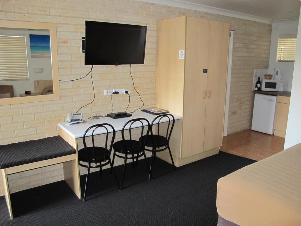 Aston Hill Motor Motel 4*