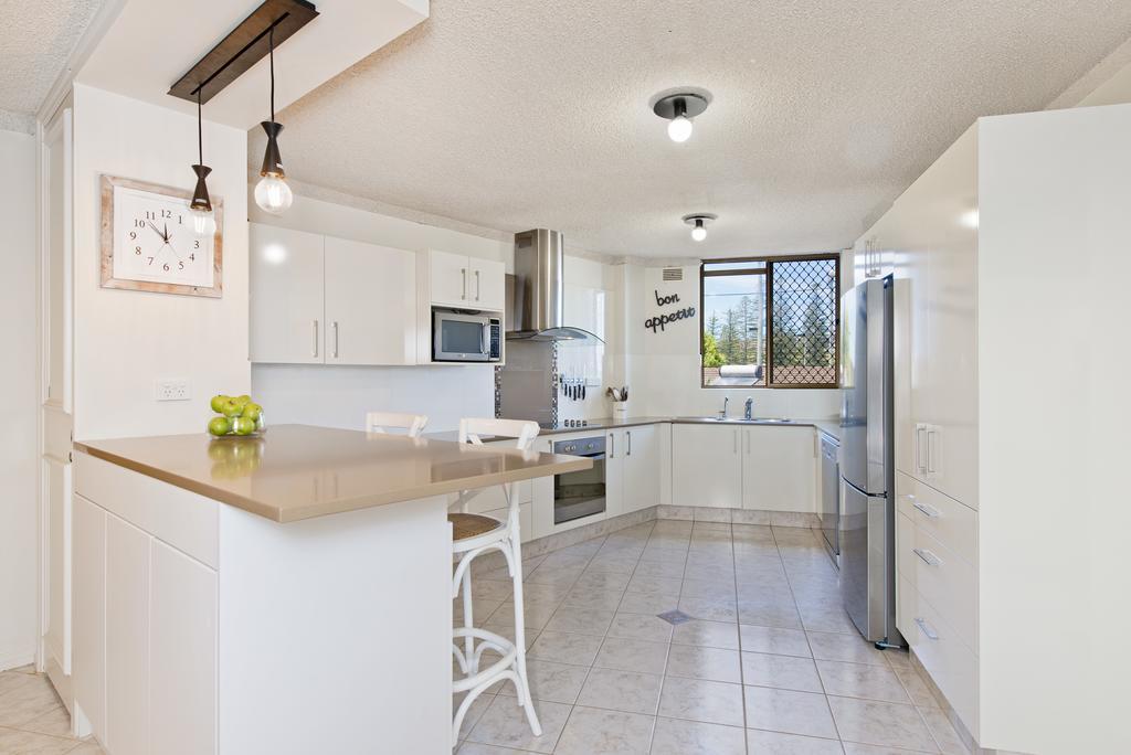 Beauty At The - Modern Beachfront Apartment