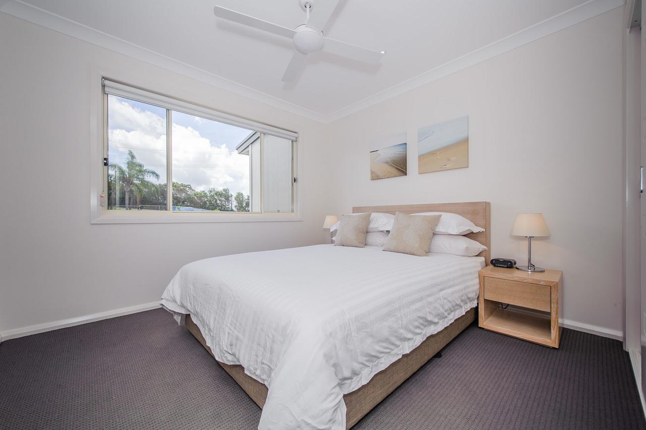 Villa Escape At Nobbys Executive Townhouse 1 74 Pacific Drive *