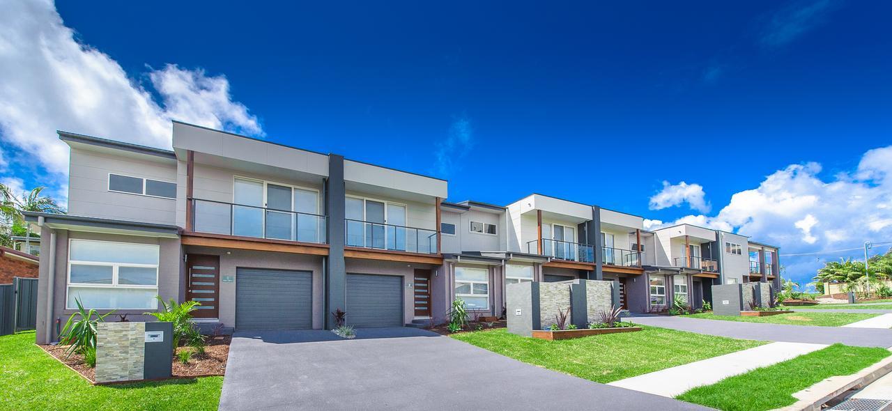 Escape At Nobbys Executive Townhouse 1 74 Pacific Drive *