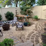 Entire Townhouse.Fresh & Cosy.Stones Throw From The Beach/Town.Perfect Getaway!!