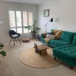 Entire Townhouse.Fresh & Cosy.Stones Throw From The Beach/Town.Perfect Getaway!!