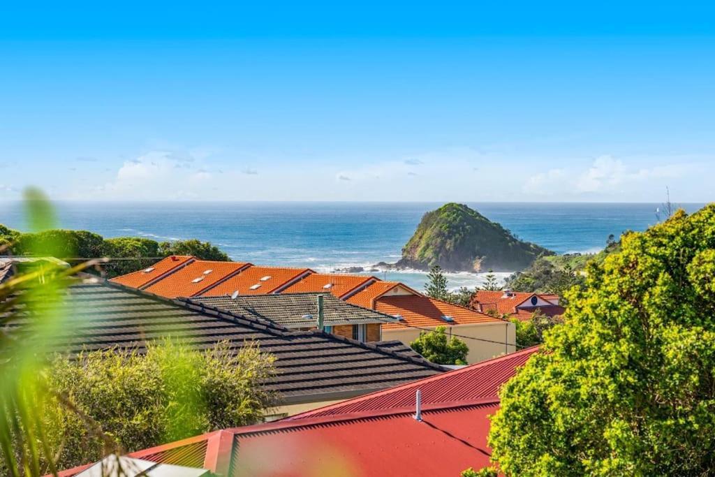 2 Bedroom Coastal Getaway With Ocean Views! Port Macquarie