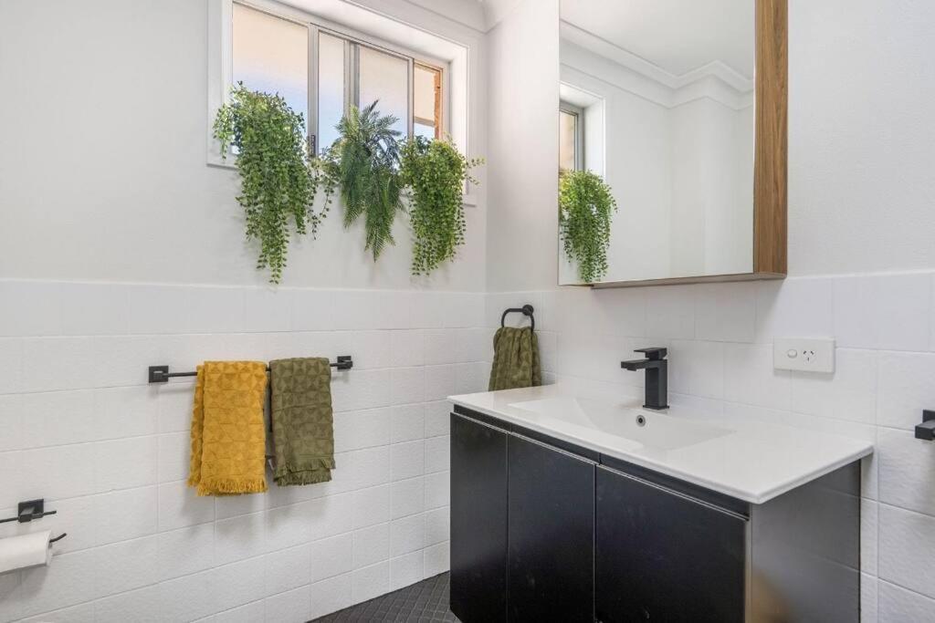 2 Bedroom Coastal Getaway With Ocean Views! Apartamento