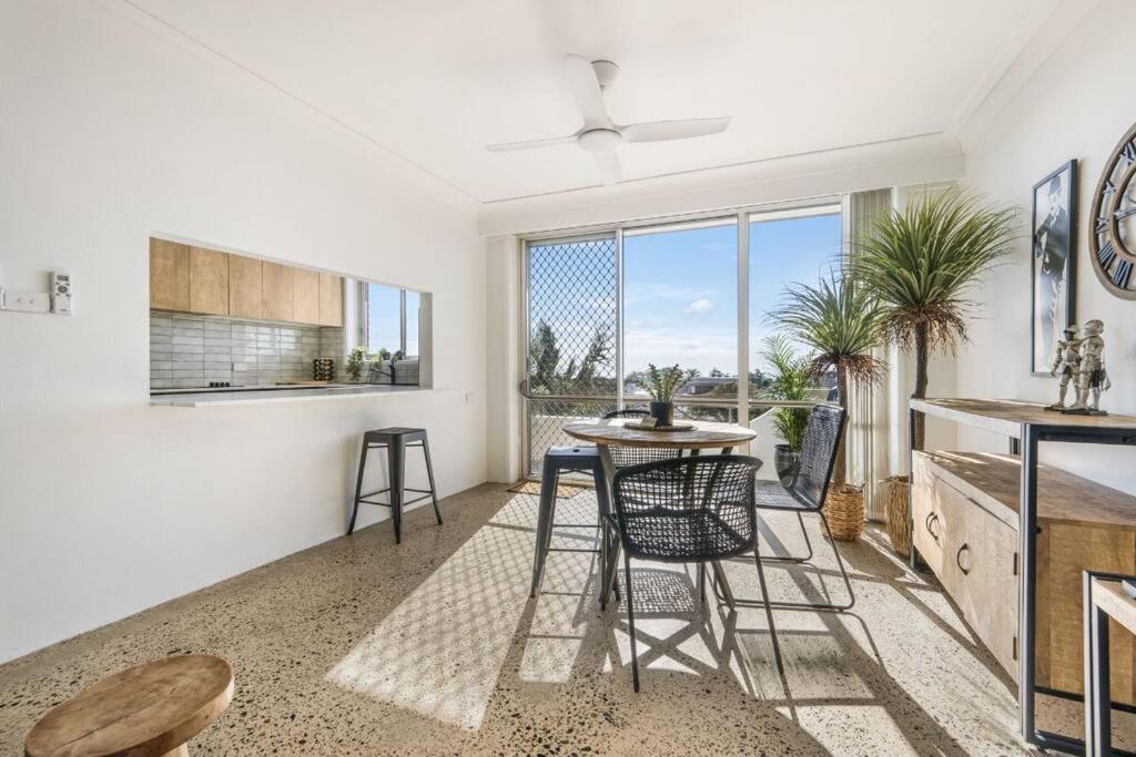 2 Bedroom Coastal Getaway With Ocean Views! *