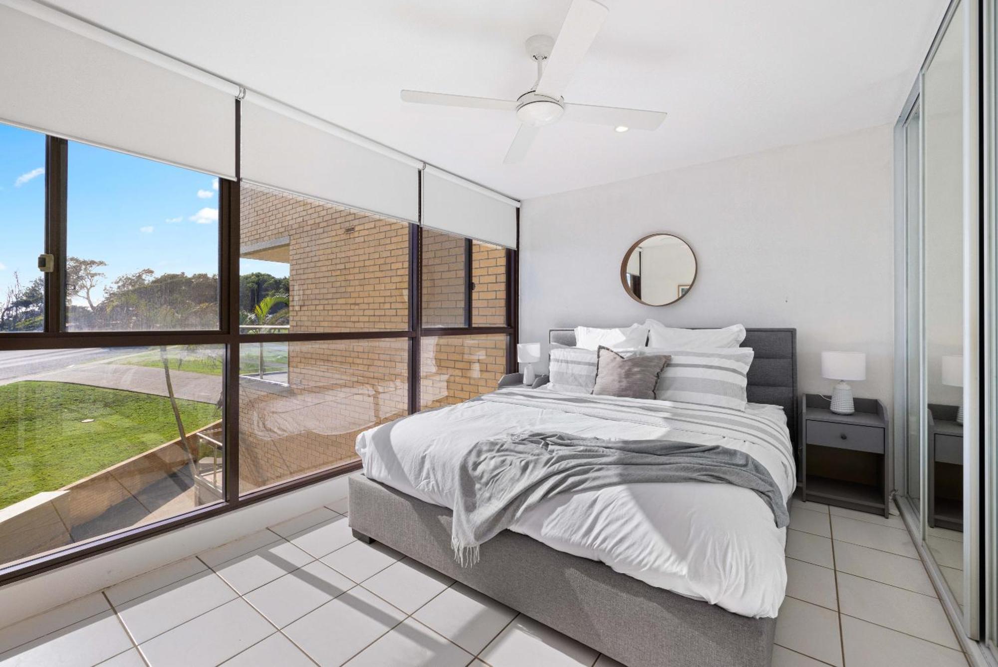 Apartment 6 58 Pacific Drive - Beachfront Modern *