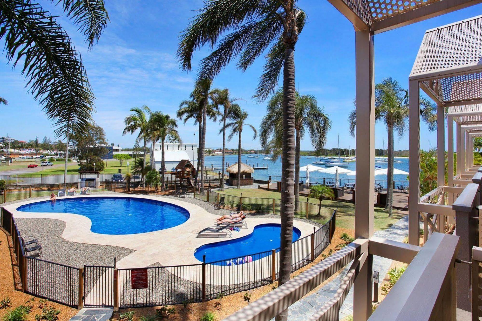 Comfort Waters Edge 4*